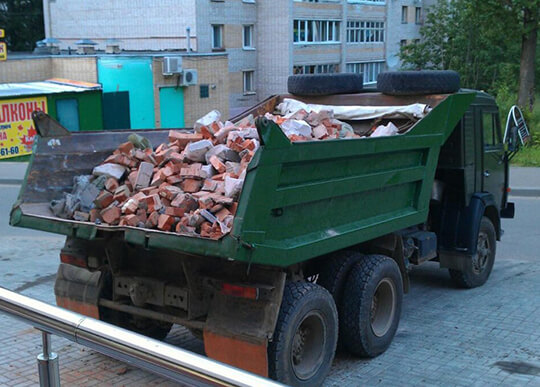 Самосвал МАЗ с жёлтым кузовом