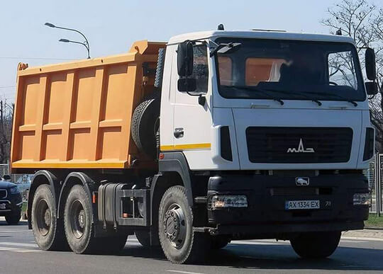 Самосвал МАЗ с жёлтым кузовом